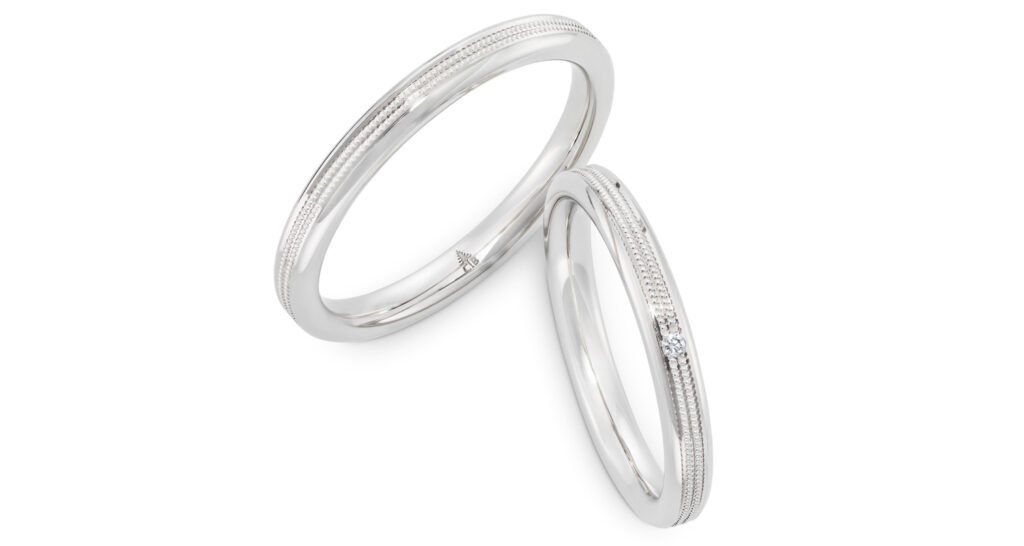 繊細なミルグレインを2列に配した端正なリング