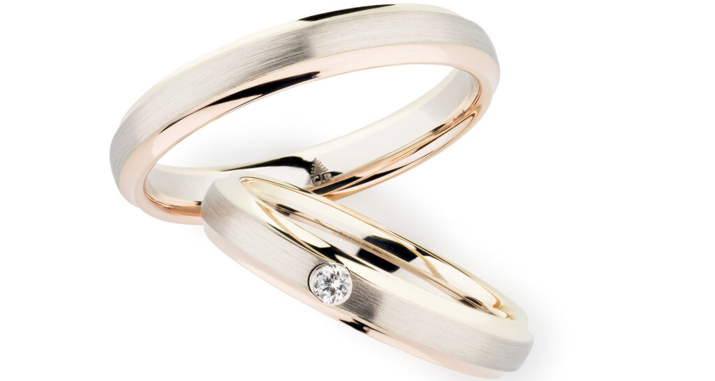 華やかさを演出してくれるコンビネーションリング