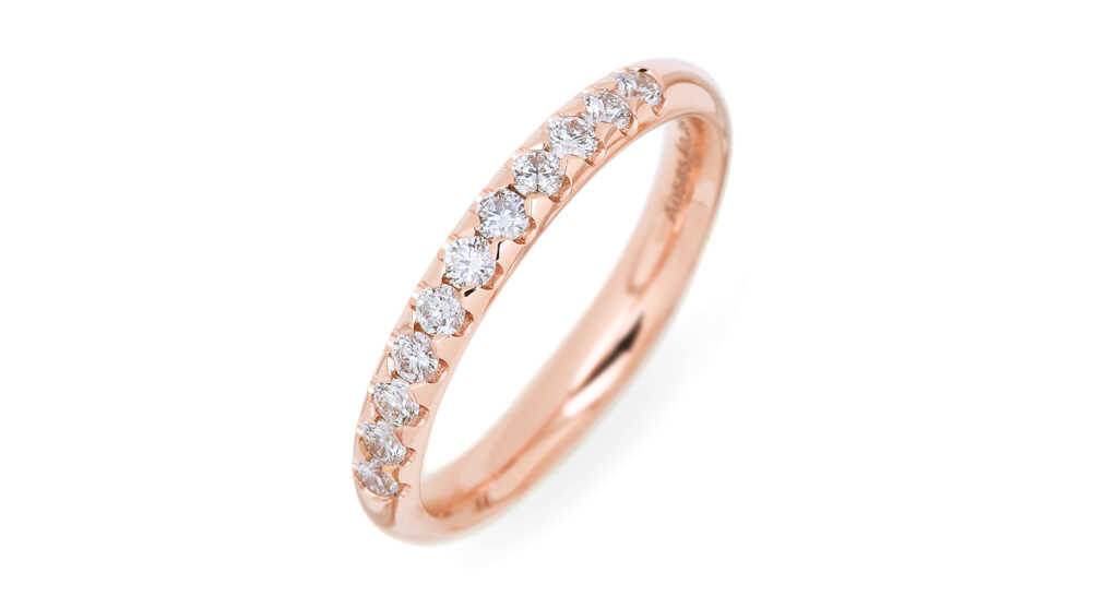 ポリッシュ仕上げとダイヤで輝くリングは肌馴染みも抜群 