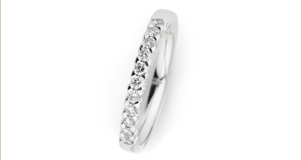 輝きを堪能できる、シンプルで上品なエタニティ 