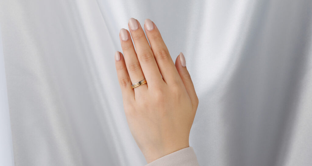 重ね付けによって、指元の印象はどう変わるのか 